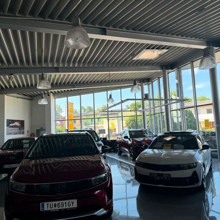 Bild enthält, Transportation, Vehicle, Car, Car Dealership, Person