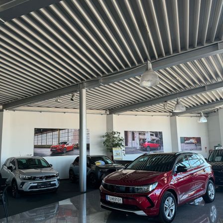 Bild enthält, Machine, Wheel, Car, Transportation, Vehicle, Person, Indoors