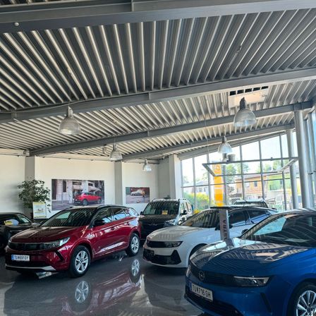 Bild enthält, Car, Car Dealership, Transportation, Vehicle, License Plate, Indoors, Machine, Wheel, Person