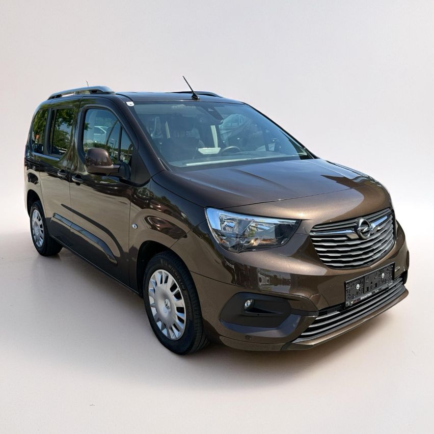 Ein brauner Opel Vivaro-Van wird auf weißem Hintergrund präsentiert. Er hat ein schlankes Design mit moderner Frontschürze und Scheinwerfern.