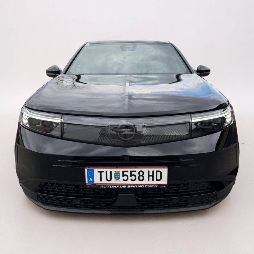 Vorderansicht eines schwarzen Opel Autos mit dem Nummernschild TU 558 HD deutlich sichtbar.