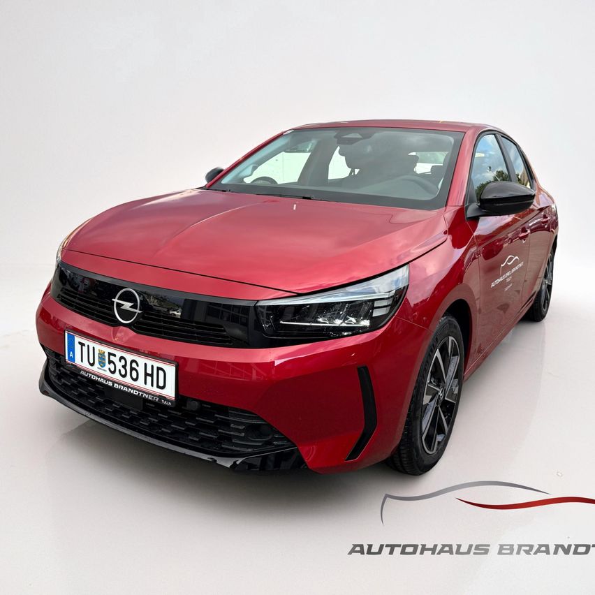 Ein roter Opel Astra ist auf weißem Hintergrund ausgestellt. Das Kennzeichen TU 536 HD ist zu sehen. Das Auto hat ein modernes Design mit schwarzem Kühlergrill und Scheinwerfern.