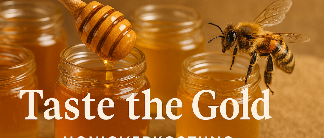 Ein hölzerner Honigdipper mit tropfendem Honig in einem Glas, mit Text 'Taste the Gold Honigverkostung'. Eine Biene sitzt am Rand eines anderen Glases. Der Hintergrund ist unscharf.