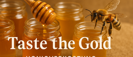 Ein hölzerner Honigdipper mit tropfendem Honig in einem Glas, mit Text 'Taste the Gold Honigverkostung'. Eine Biene sitzt am Rand eines anderen Glases. Der Hintergrund ist unscharf.