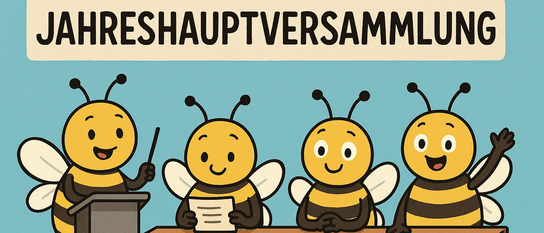 Vier lächelnde Bienen in einem Klassenzimmer. Eine hält ein Papier, eine hält eine Kreide und zwei sitzen aufmerksam. Der Titel lautet 'V Mureck & Umgebung' und 'Reshauptversammlung'.