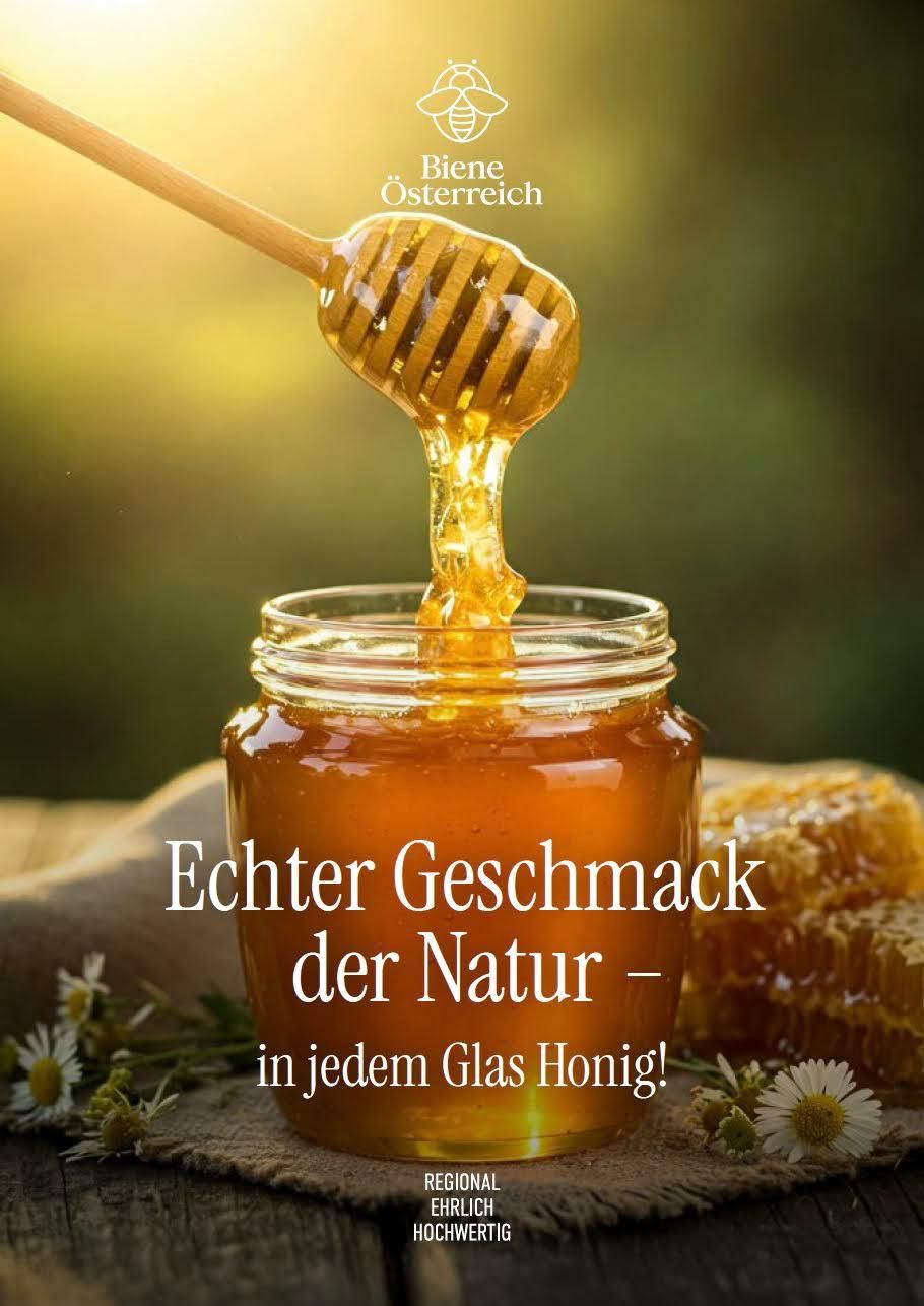 Honig tropft von einem Holzlöffel in ein Glas, gekennzeichnet mit 'Echter Geschmack der Natur - in jedem Glas Honig!' mit Honigwaben und Gänseblümchen im Hintergrund.