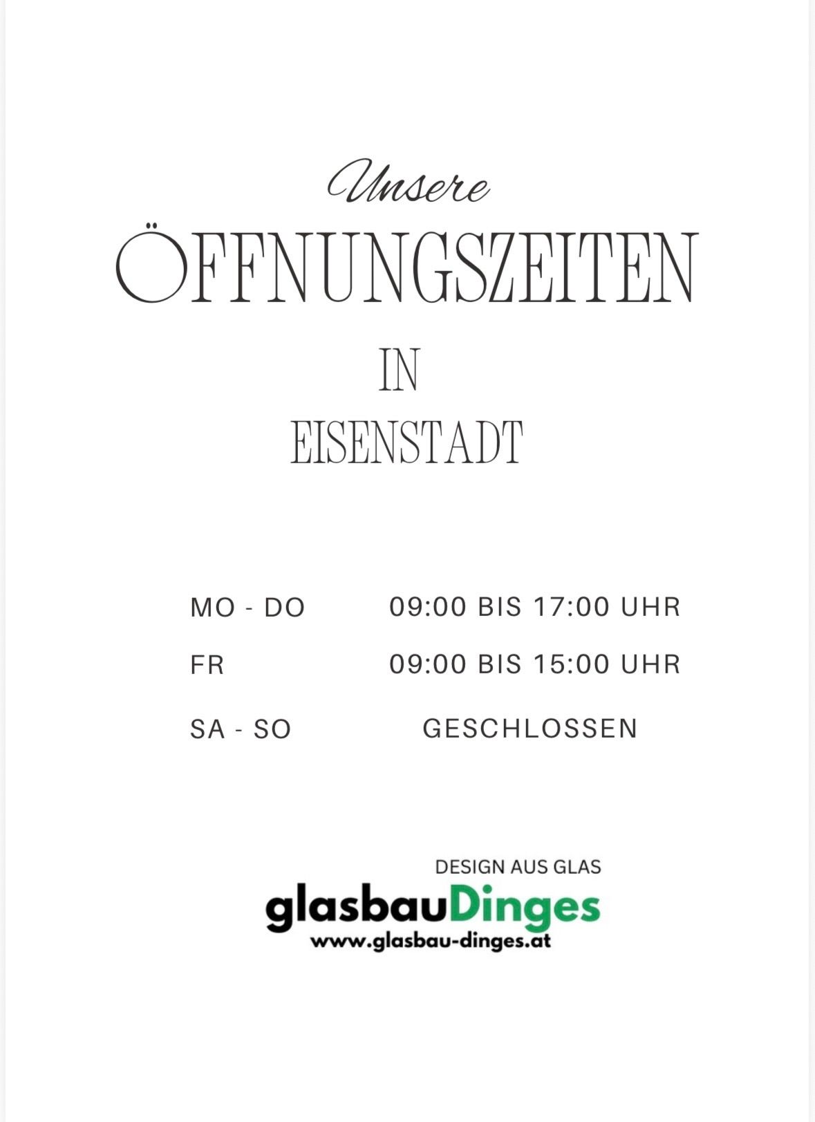 Poster mit Öffnungszeiten für ein Geschäft in Eisenstadt. Geöffnet von Montag bis Donnerstag, 9 Uhr bis 17 Uhr, und Freitag 9 Uhr bis 15 Uhr. Samstag und Sonntag geschlossen. Logo für glasbauDinges mit Website.