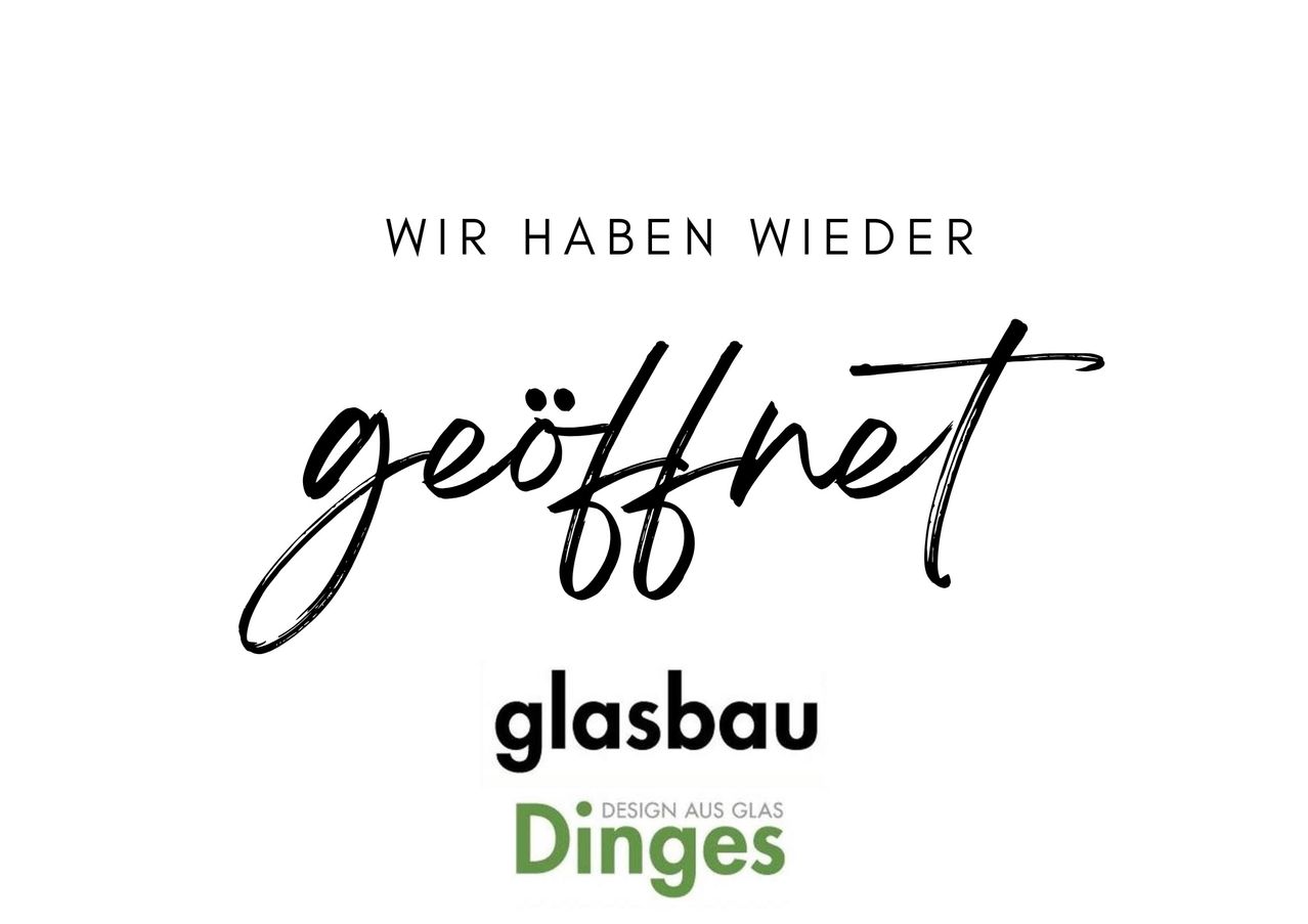 Das Bild zeigt das Logo einer deutschen Marke für ein Glasdesign-Unternehmen namens 'glasbau Dinges.' Der Text 'Wir haben wieder geoffnet' bedeutet 'Wir haben wieder geöffnet' auf Englisch. Darunter steht 'Design aus Glas', was 'Design aus Glas' bedeutet.