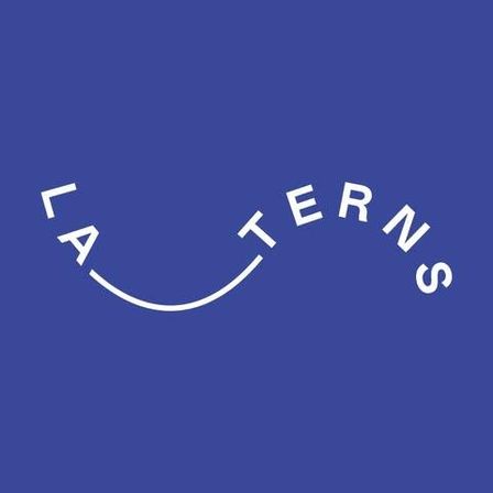 Das Wort "Laterns" in Weiß auf blauem Hintergrund. Die Buchstaben sind in einem geschwungenen, lächelnden Muster angeordnet.