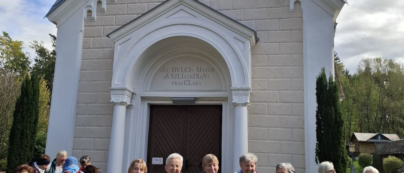 Bild enthält, People, Person, Pants, Walking, Female, Girl, Teen, Coat, Adult, Man