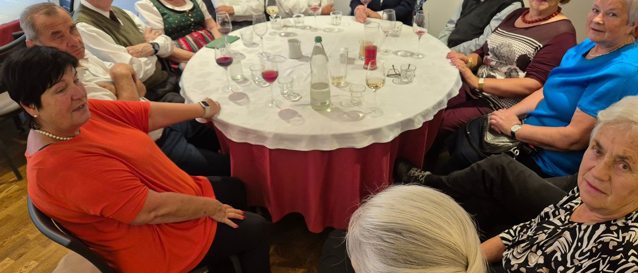 Bild enthält, Dining Room, Dining Table, Table, Adult, Female, Person, Woman, Linen, People, Man