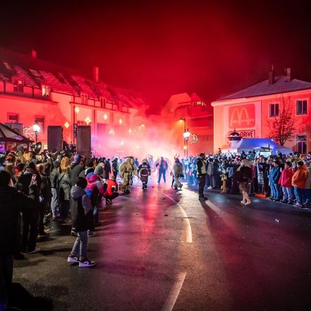 Bild enthält, People, Person, Urban, Adult, Male, Man, Concert, Night Life, City, Coat