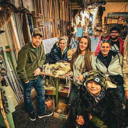 Bild enthält, People, Person, Adult, Female, Woman, Male, Man, Urban, Face, Groupshot