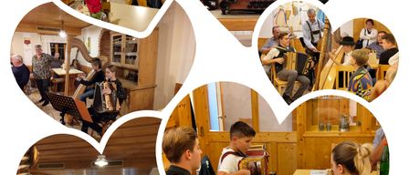 Eine Collage von Bildern, die verschiedene Musiker und Musikliebhaber in einem gemütlichen Ambiente zeigt. Der Text auf Deutsch lautet 'Herzliche Einladung zum Musikantenstammtisch'.