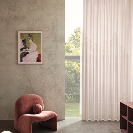 Bild enthält, Indoors, Interior Design, Furniture, Living Room, Person, Home Decor, Chair, Book, Door, Armchair