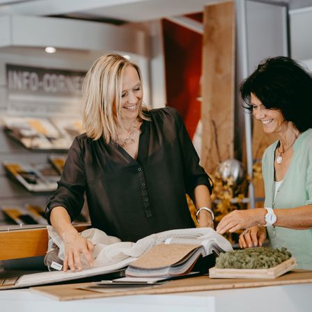 Bild enthält, Adult, Female, Person, Woman, Shop, Necklace, Indoors, Market, Face, Wristwatch