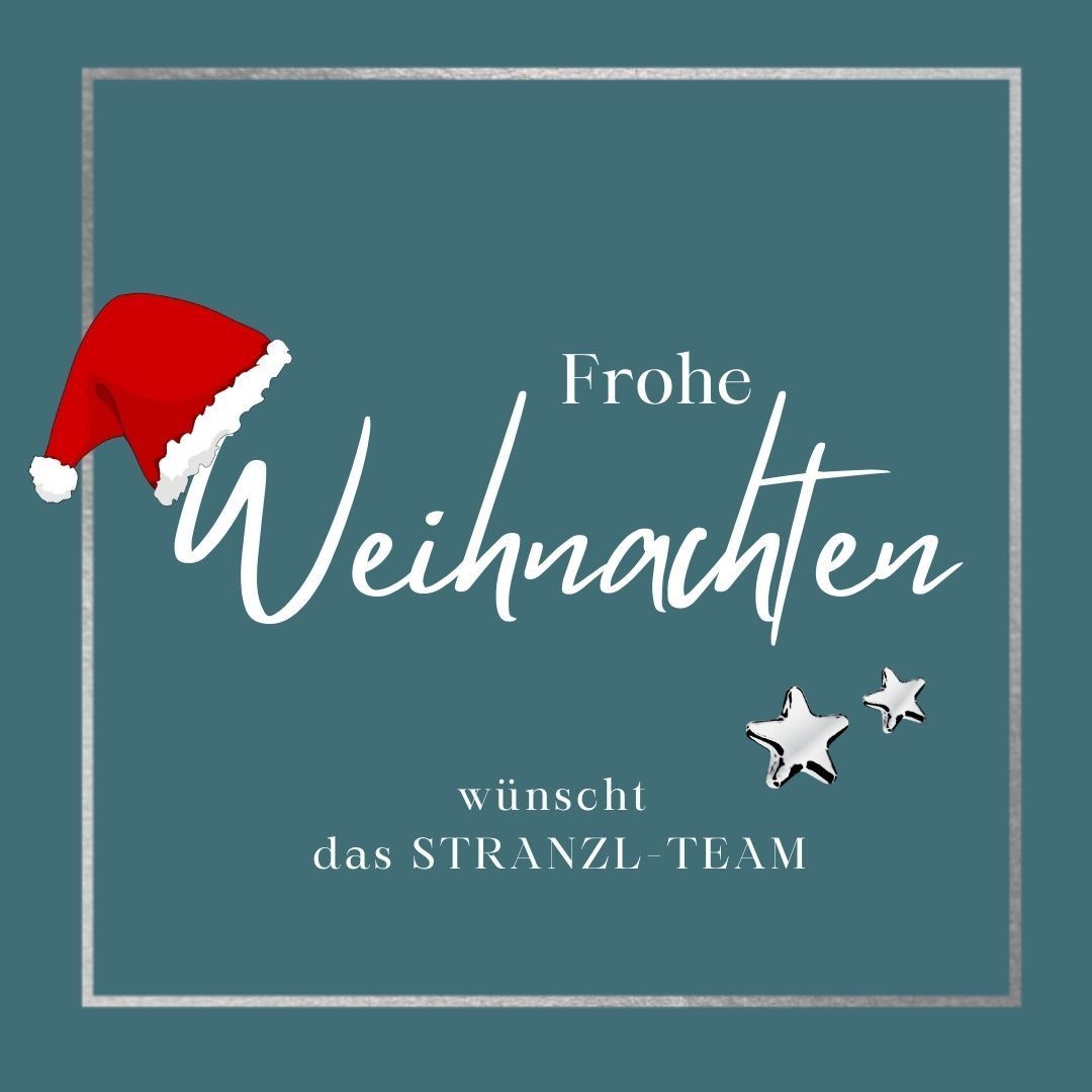 Eine festliche Karte mit türkisfarbenem Hintergrund, die oben eine Weihnachtsmütze und zwei Sterne zeigt. Es steht 'Frohe Weihnachten' und ist vom STRANZL-TEAM unterzeichnet.