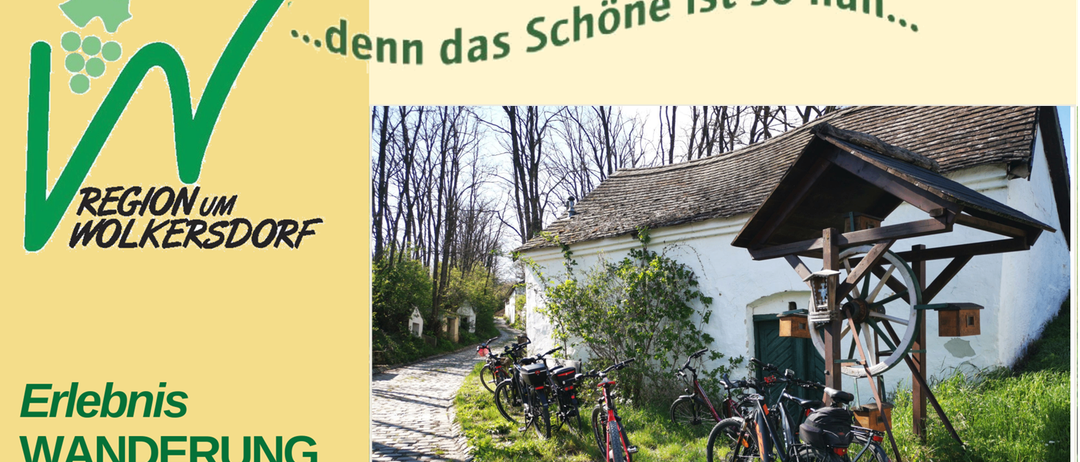 Ein Bild, das ein Dorf mit einem Haus und davor geparkten Fahrrädern zeigt. Ein gelber Banner mit grünem Text steht '...denn das Schöne ist so nahe.' Das Haus hat ein Strohdach und ist von Bäumen umgeben.