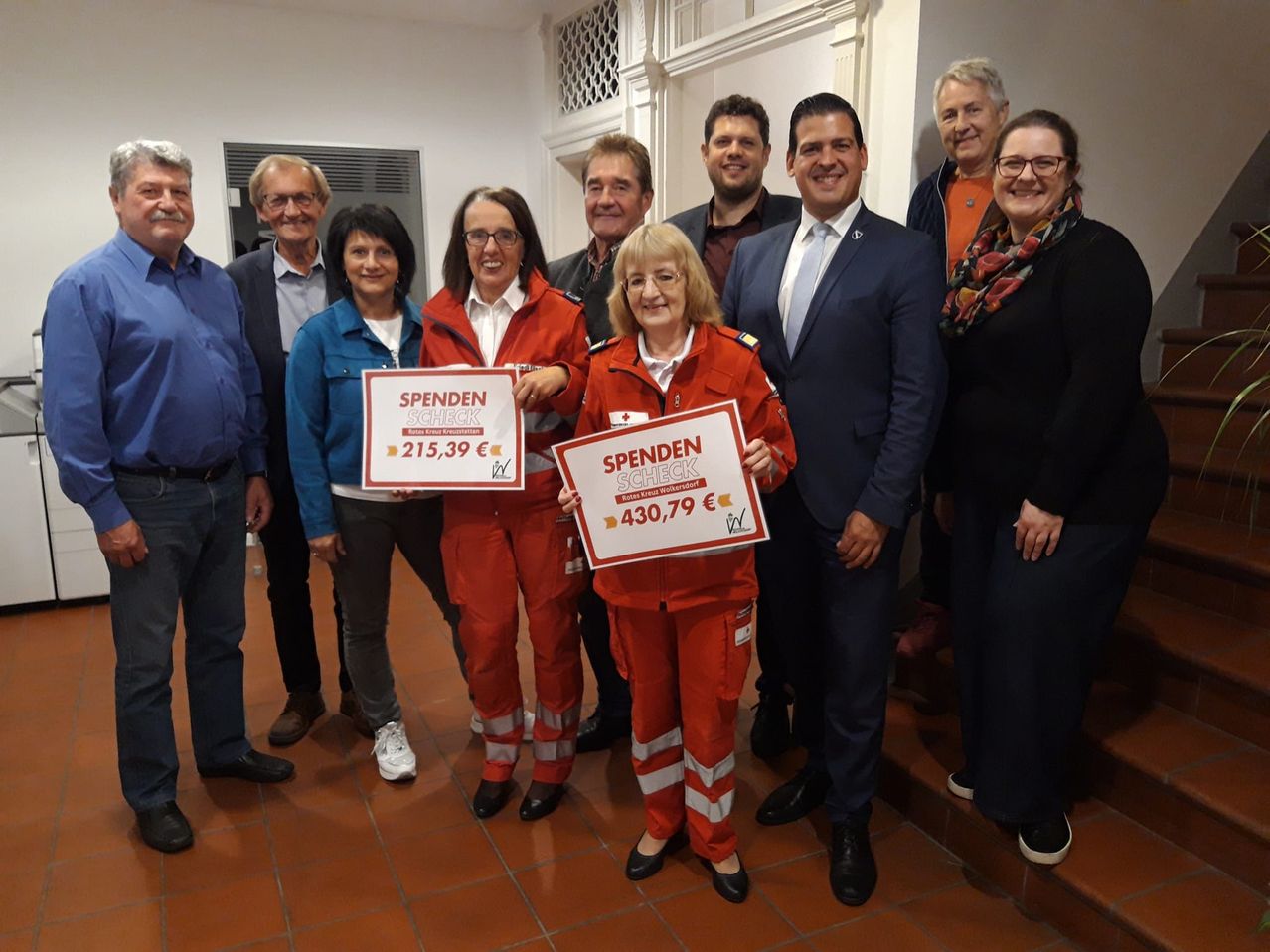 Bild enthält, Groupshot, Person, Blazer, Jacket, People, Pants, Adult, Male, Man, Woman