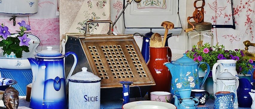 Bild enthält, Pottery, Porcelain, Shelf, Pot, Person, Jar, Plate, Cup, Furniture, Handbag