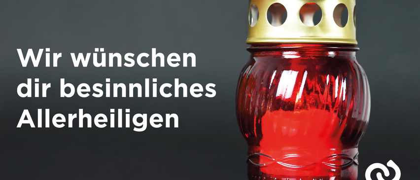 Eine Nahaufnahme eines roten Glaskerzenglases mit goldenem Deckel wird auf schwarzem Hintergrund gezeigt. Der Text 'wunschen sinnvolles heiligen' ist in weißer Schrift auf der linken Seite geschrieben.