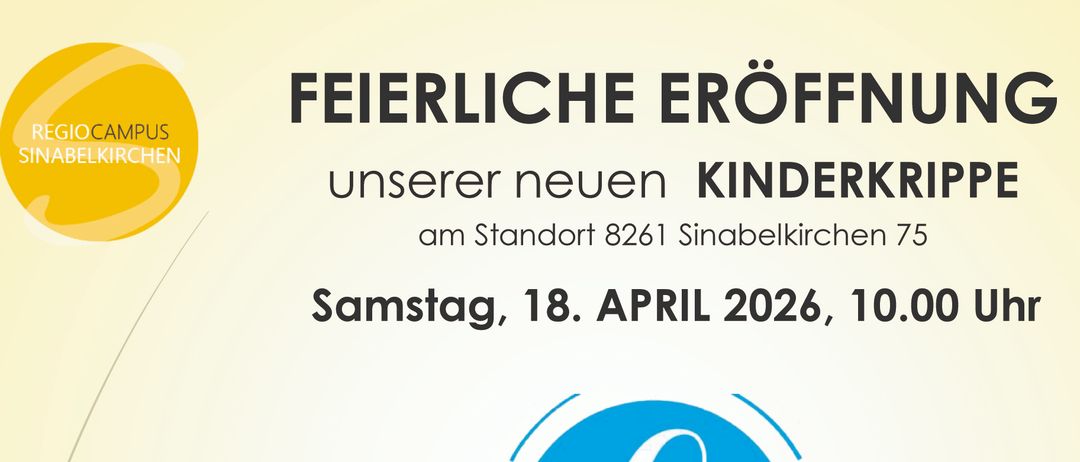 Plakat zur feierlichen Eröffnung eines neuen Kinderkrippe am Standort 8261, Sinabelkirchen 75. Datum: Samstag, 18. April 2026, 10:00 Uhr. Zeigt ein modernes Haus mit Solarmodulen und einem Logo.