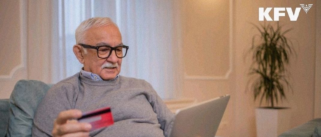 Alter Mann sitzt auf einer Couch, hält eine Kreditkarte und einen Laptop, mit Text 'Workshop: Digitale Gefahren'. Er scheint das Internet zu nutzen. Workshop-Datum und -Zeit ist 22.05.2026, 14:30-16:30. Adresse ist Mittelschule Sinabelkirchen, Sinabelkirchen.