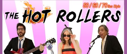 The Hot Rollers spielen in Claudias Strandbar in Sinabelkirchen. Sie spielen Rock n' Roll, Oldies, Evergreens, Pop und Rock. Ein Mann spielt Gitarre, eine Frau hält ein Mikrofon und ein Mann spielt Klavier.