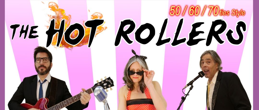The Hot Rollers spielen in Claudias Strandbar in Sinabelkirchen. Sie spielen Rock n' Roll, Oldies, Evergreens, Pop und Rock. Ein Mann spielt Gitarre, eine Frau hält ein Mikrofon und ein Mann spielt Klavier.