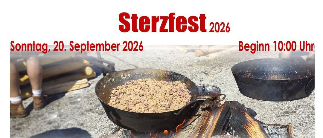 Ein Outdoor-Kochevent mit einem großen schwarzen Topf voller Essen über einem Feuer, mit den Beinen einer Person im Hintergrund. Die Veranstaltung heißt 'Sterzfest 2026' und beginnt um 10:00. Es gibt auch ein Logo für 'MuSPop', eine Musikschule.
