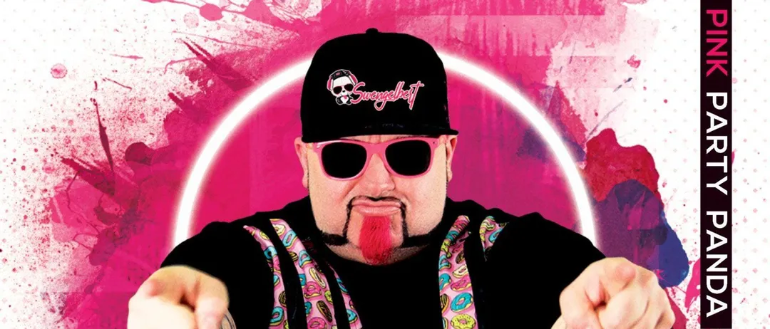 Ein Mann in einem schwarzen Hut und Sonnenbrille mit roter Zunge und bunten Hosenträgern posiert vor einem rosa und lila Hintergrund mit dem Text 'Swengelbeft'.