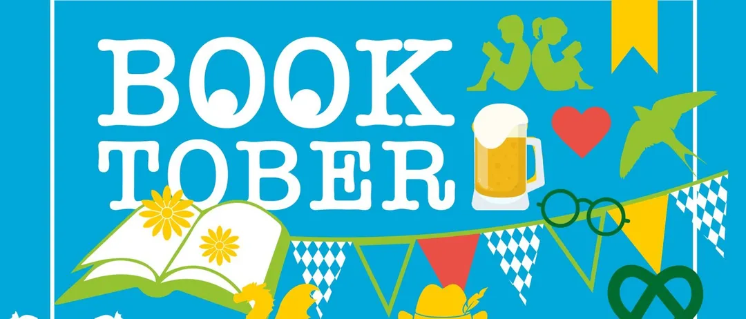 Ein Werbeplakat für Booktober, ein Lesefestival im Oktober. Der Plakat zeigt einen blauen Hintergrund mit verschiedenen Symbolen und Illustrationen, darunter ein Buch, ein Bierkrug, eine Brezel, ein Herz, eine Burg, eine Blume, ein Drache, ein Hut und eine Brille. Der Text lautet 'Booktober - Lesen ist ein Fest!' und enthält einen QR-Code für weitere Informationen.