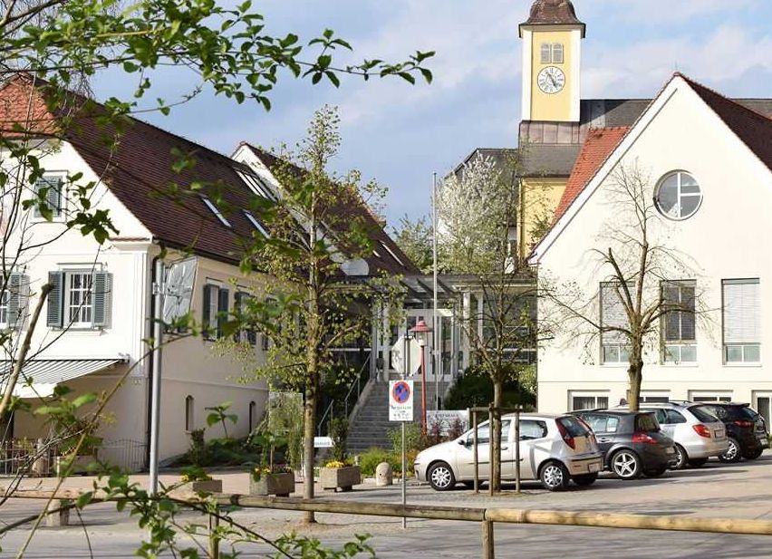 Bild enthält, Neighborhood, Suburb, Building, Clock Tower, Tower, Car, City, Wheel, Gothic Arch