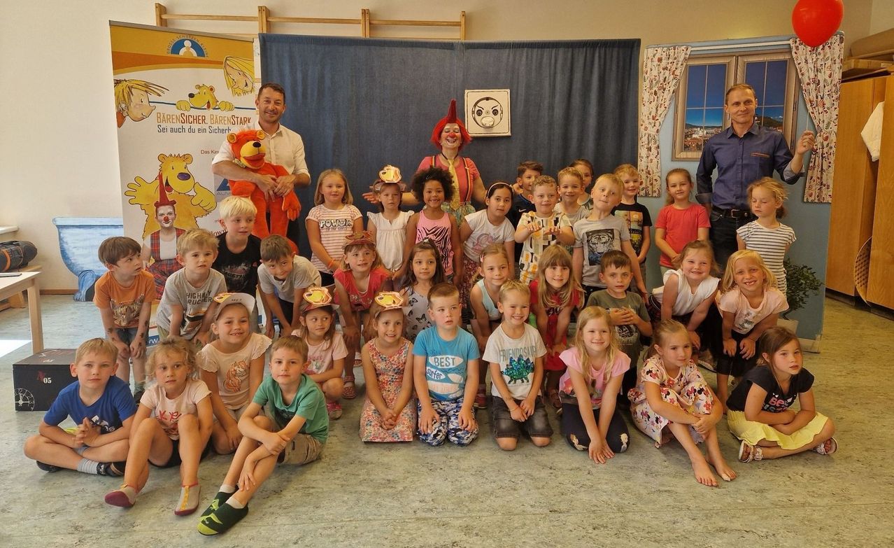 Bild enthält, Kindergarten, Person, Portrait, Child, Female, Girl, Boy, Male, People, School