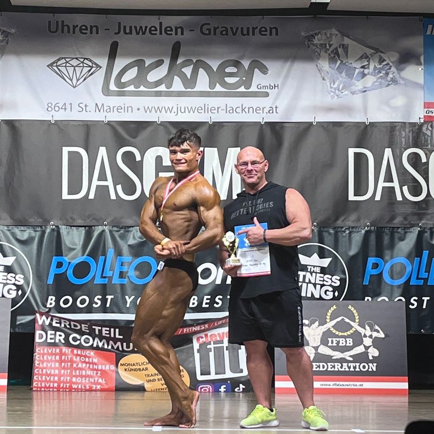 Bild enthält, Adult, Male, Man, Person, Shoe, Stage, Shorts, Face, People, Skin