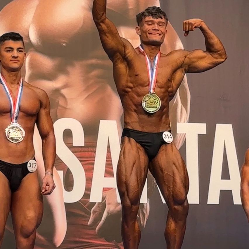 Bild enthält, Gold, Face, Head, Person, Happy, Triumphant