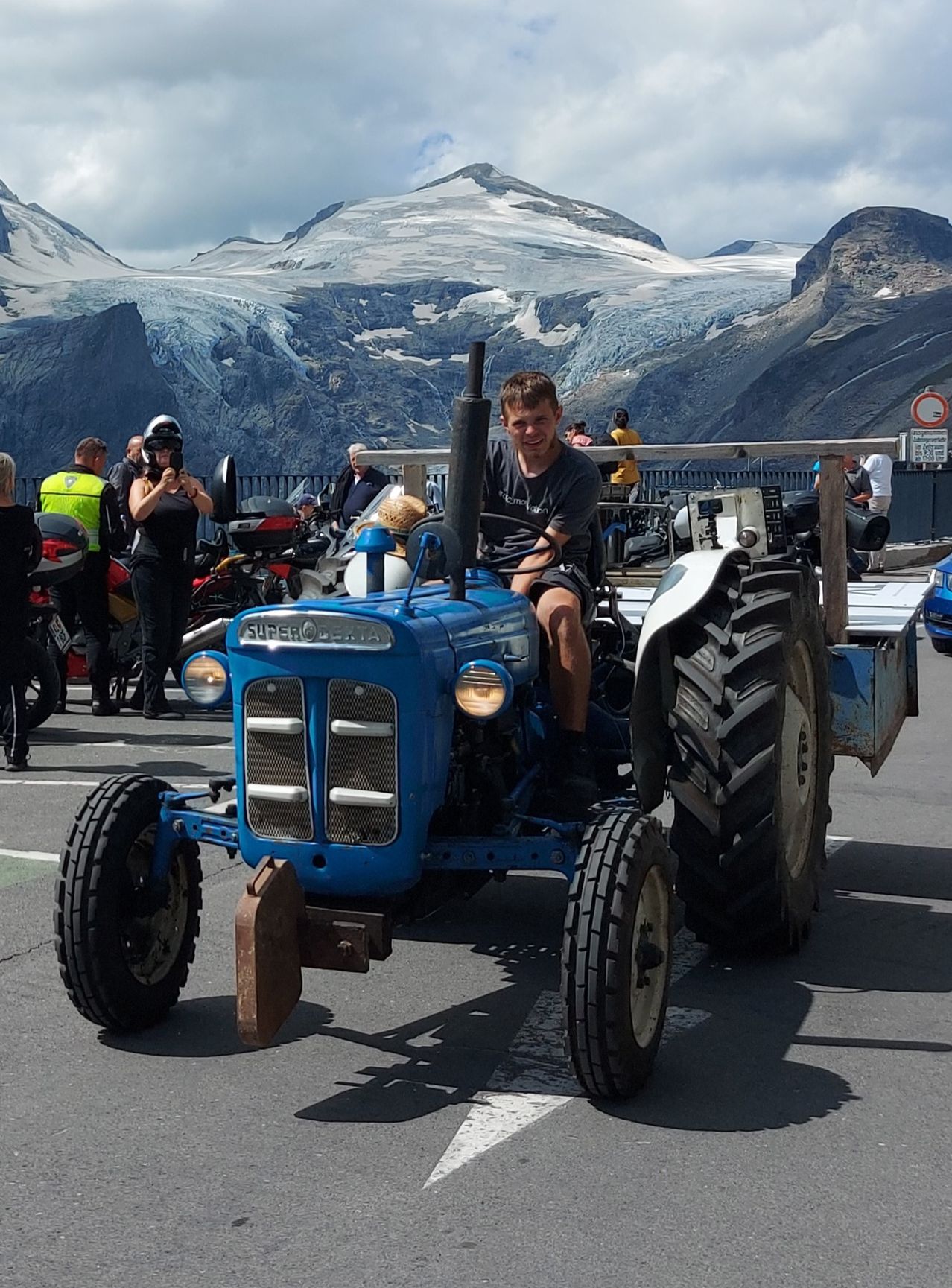 Bild enthält, Person, Photography, Portrait, Wheel, Boy, Male, Teen, Tractor, Vehicle, Car