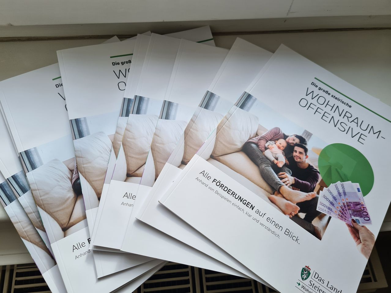 Bild enthält, Advertisement, Poster, Adult, Male, Man, Person, Face, Head