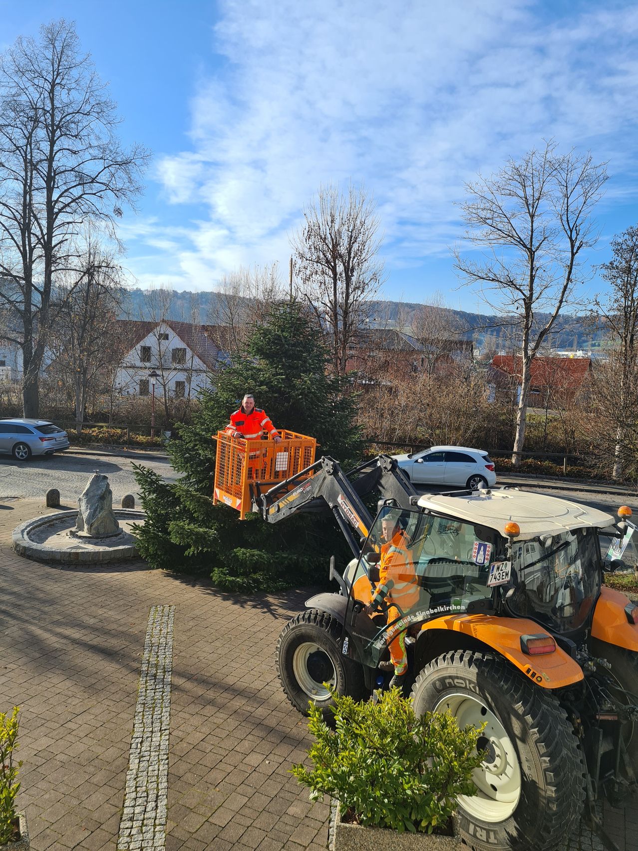 Bild enthält, Road, Machine, Wheel, Car, Path, Walkway, Person, Spoke, Tree, Tire
