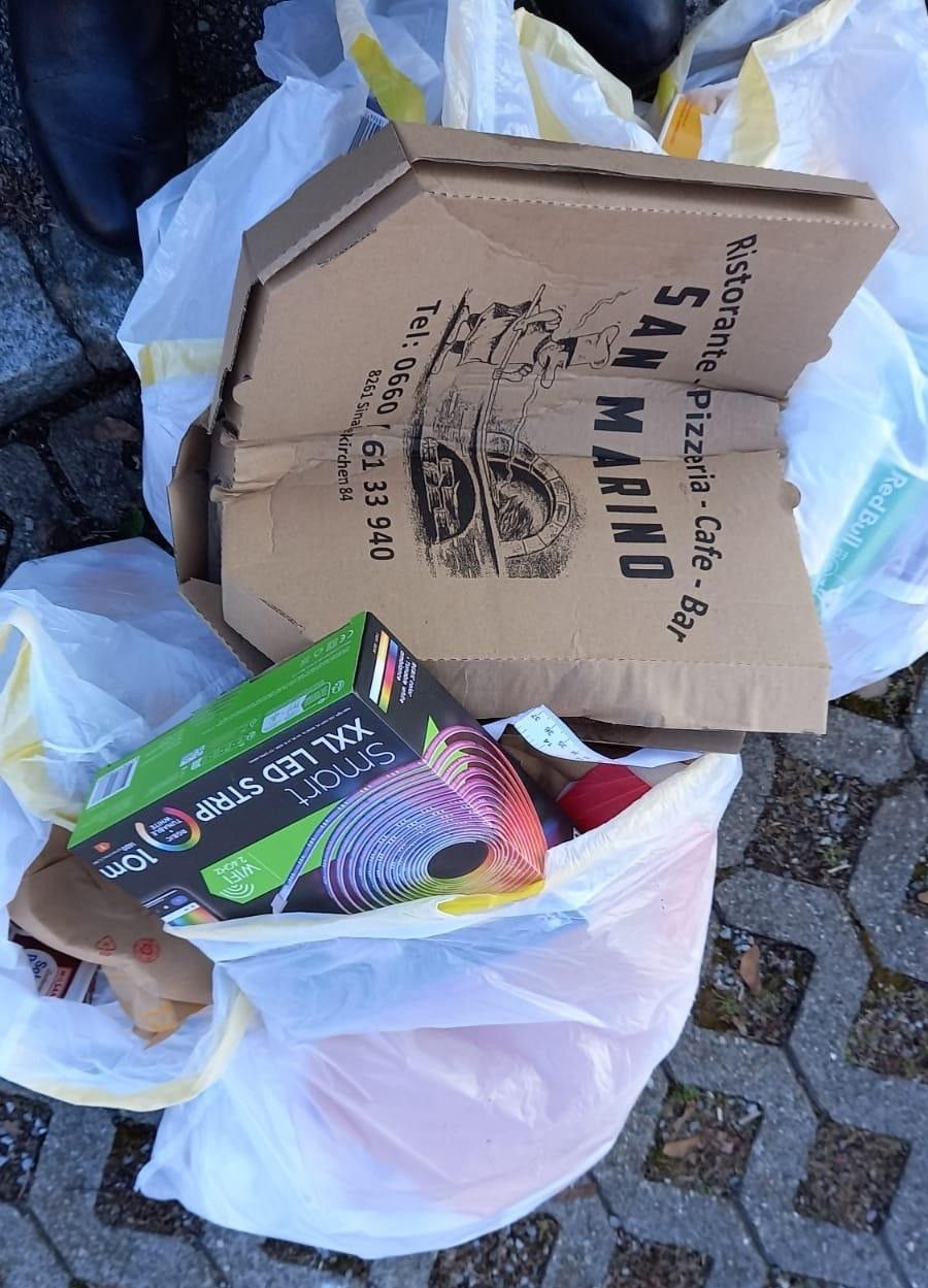 Bild enthält, Garbage, Trash, Box, Credit Card, Text