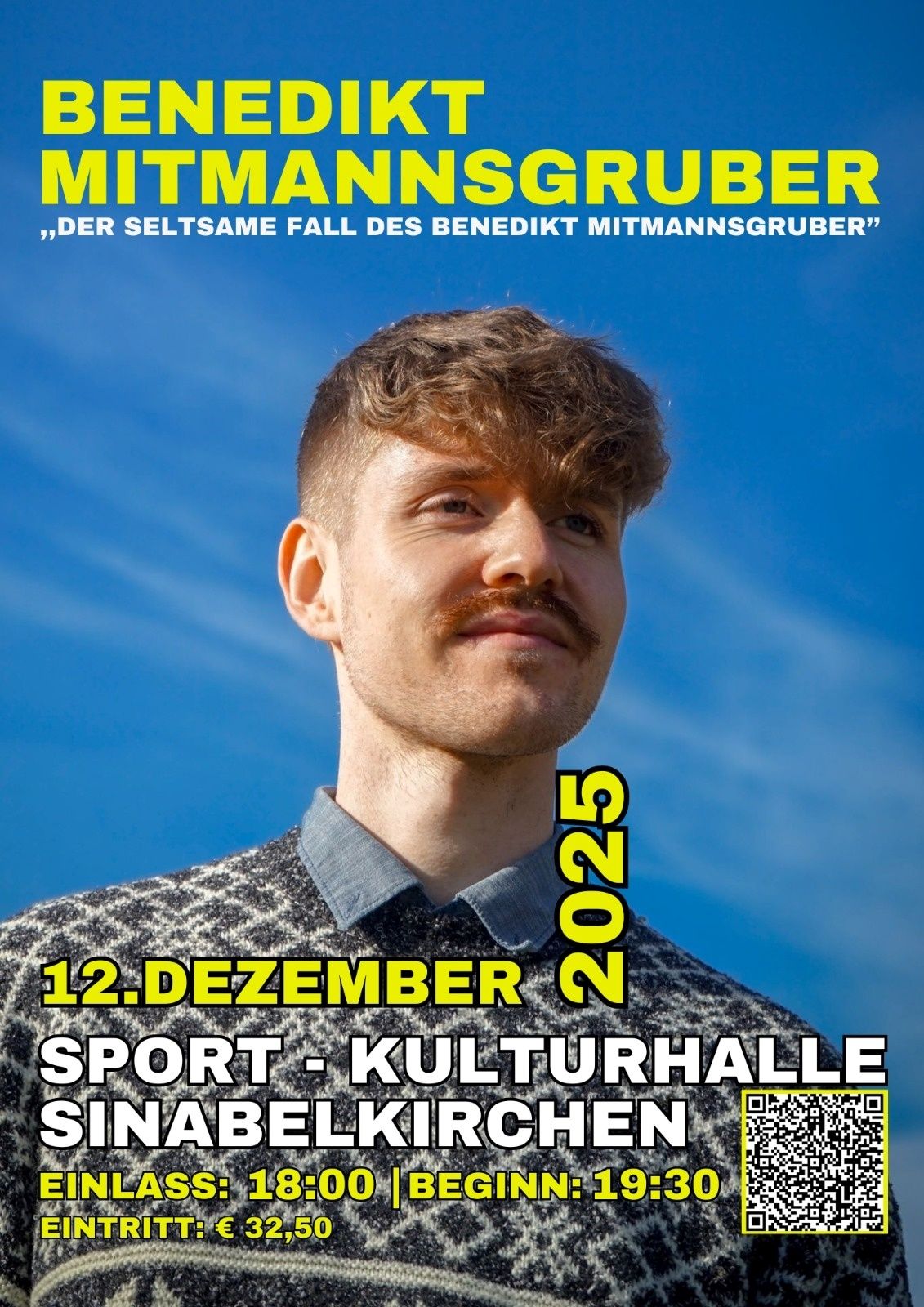 Poster für eine Veranstaltung mit dem Titel 'Der seltsame Fall des Benedikt Mitmannsgruber'. Ein Mann mit einem Schnurrbart schaut in die Kamera. Das Datum ist der 12. Dezember 2023. Der Veranstaltungsort ist Sport Kulturhalle Sinafelkruon. Ein QR-Code ist vorhanden.