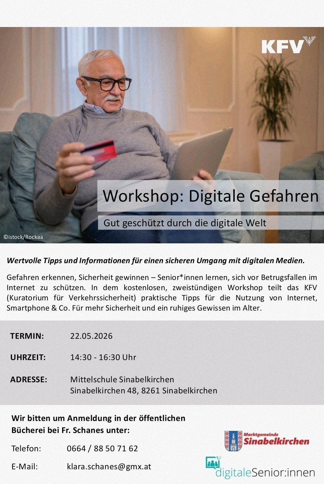 Ein älterer Mann sitzt auf einer Couch mit Laptop und hält eine rote Kreditkarte. Der Text lautet 'Workshop: Digitale Gefahren'. Datum: 22.05.2026, Zeit: 14:30-16:30, Adresse: Mittelschule Sinabelkirchen.