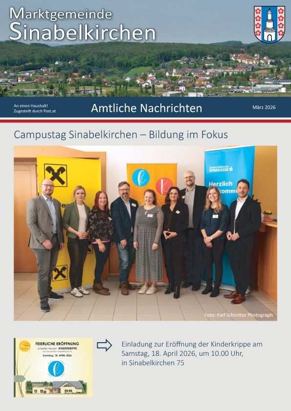 Die Titelseite zeigt ein Foto von Menschen in formeller Kleidung vor einem Banner, mit einem Hintergrund aus einer Stadt und Bergen. Das Banner liest 'Amtliche Nachrichten' und 'Campustag Sinabelkirchen - Bildung im Fokus'. Ein Fotocredit lautet 'Foto: Karl Schrottter Photograph'. Eine Einladung zur Eröffnung eines Kindergartens ist zu sehen.