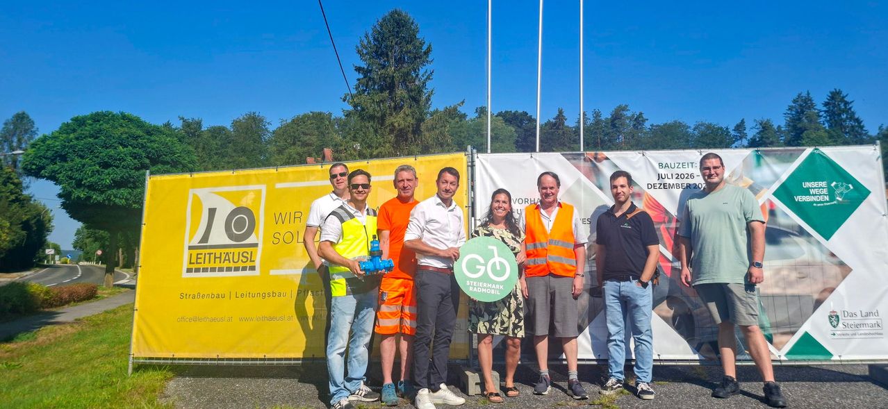 Steiermark Radmobil: Acht Personen vor Leitha-Ausl-Banner mit Radmobil-Logo