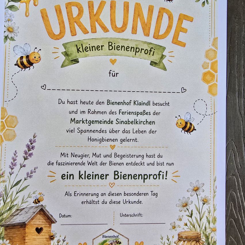 Ein Zertifikat für einen kleinen Imkerlehrling, mit Illustrationen von Bienen, Honigwaben und Blumen. Das Zertifikat enthält eine Botschaft über den Besuch eines Bienenhofs und das Erlernen des Lebens von Honigbienen.