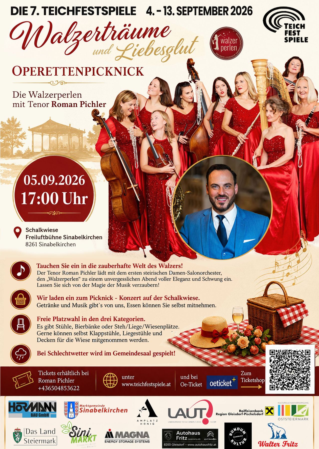 Plakat für ein klassisches Musikevent mit einer Gruppe von Frauen in roten Kleidern, die verschiedene Instrumente spielen, und einem Mann in einem blauen Anzug in der Mitte. Die Veranstaltung heißt 'Operettenpicknick' und ist für den 5. September 2026 um 17:00 Uhr geplant. Der Ort ist Schalkwiese, Freiluftbühne Sinabelkirchen.