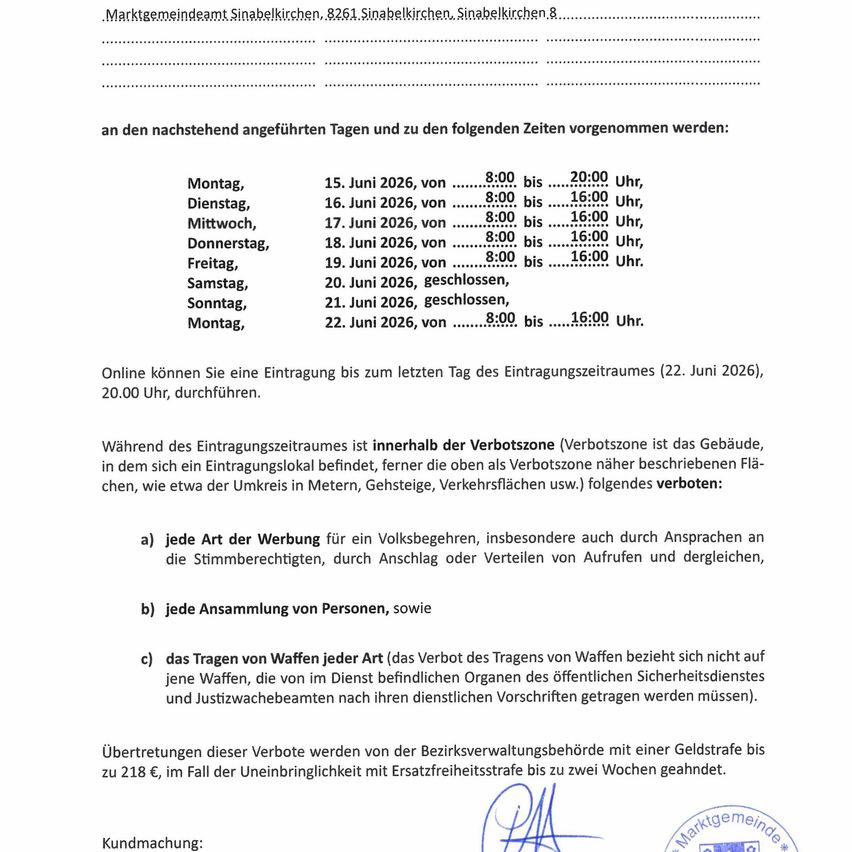 Das Bild zeigt einen Zeitplan von Veranstaltungen auf einem Markt. Der Zeitplan listet verschiedene Tage und Zeiten für Veranstaltungen auf und gibt verbotene Aktivitäten in den ausgewiesenen Bereichen an. Es werden auch Strafen für Verstöße aufgeführt.