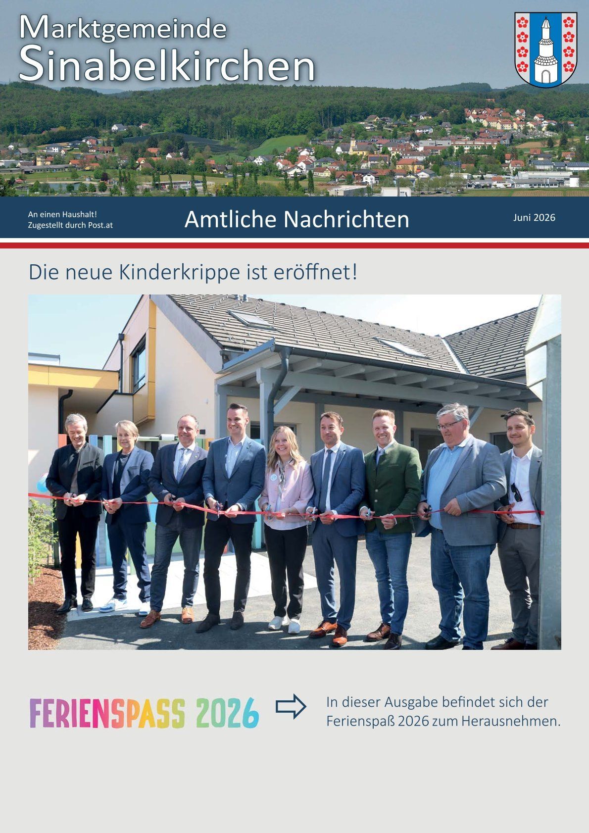 Beamte versammeln sich vor einem neu eröffneten Kinderzentrum. Das Bild zeigt ein Haus mit Solarpanelen und eine Eröffnungsfeier.