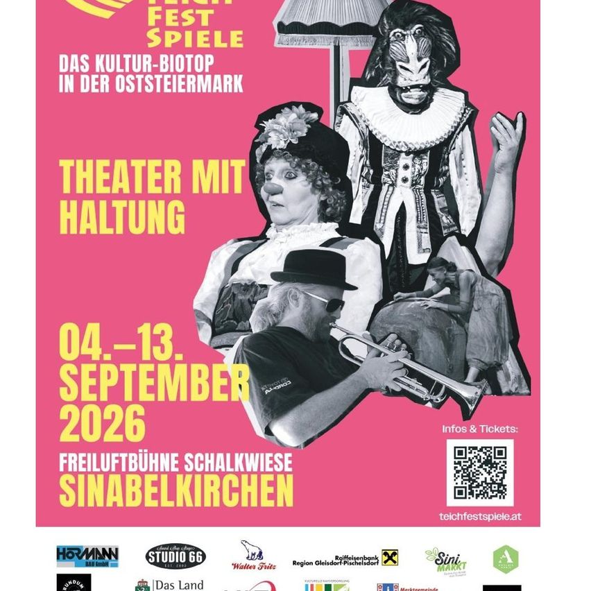 Ein rosa Plakat für eine Theaterveranstaltung mit maskierten Figuren und einem Trompeter. Der Text ist auf Deutsch, mit Datum 04-13 September 2026. QR-Codes und Logos sind vorhanden.