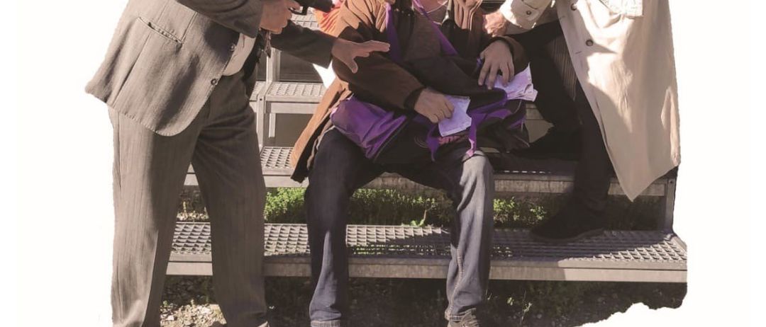 Filmplakat für Eine Gaunerkomödie. Vier Personen sitzen auf einer Bank mit Waffen. Zwei halten Pistolen und zwei sitzen. Die Namen der Schauspieler stehen unten.